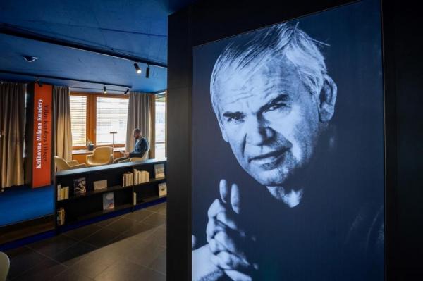 A murit Milan Kundera. Marele scriitor ceh, autorul romanului "Insuportabila uşurătate a fiinţei", s-a stins în Franța, la 94 de ani