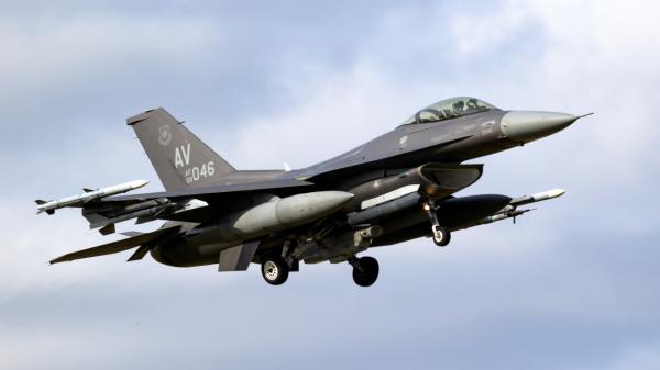 Ucrainenii speră ca avioanele F-16 să-i ajute să câștige războiul, însă problemele logistice sunt mari. Ce rol are România