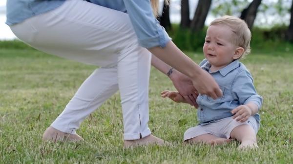 Peste jumătate dintre mamele plecate din ţară îşi văd copiii doar o singură dată pe an. Consecinţele grave la care sunt expuşi cei mici