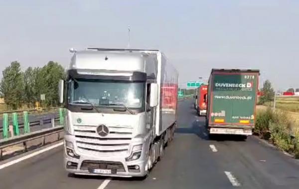 TIR filmat pe contrasens, pe Autostrada A1. Cum a fost sancţionat şoferul, un cetăţean turc de 40 de ani