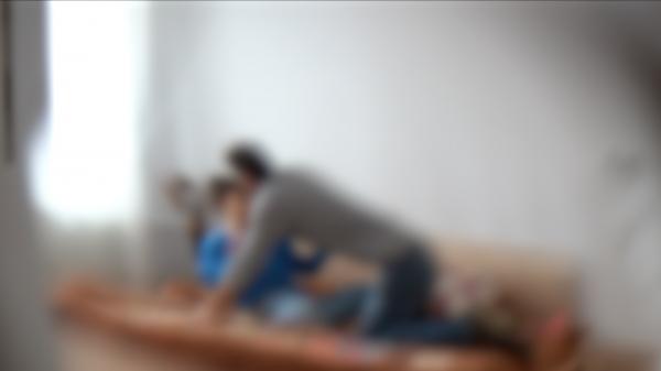 Mama care şi-a filmat întâmplător partenerul în timp ce îi viola copila de 11 ani cu autism a aflat de la medici că fetiţa nu era la primul abuz