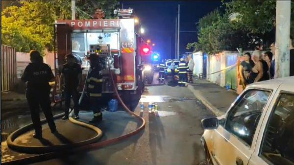 Incendiu violent în Capitală. 6 persoane au avut nevoie de îngrijiri medicale după ce au fost salvate din flăcările care au distrus 3 case