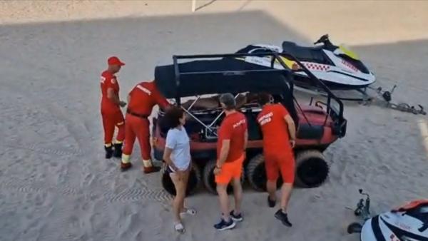 Doi turişti, salvaţi în ultima clipă de la înec, în Eforie Nord. Tinerii au ignorat avertismentele salvamarilor şi s-au aventurat în apă