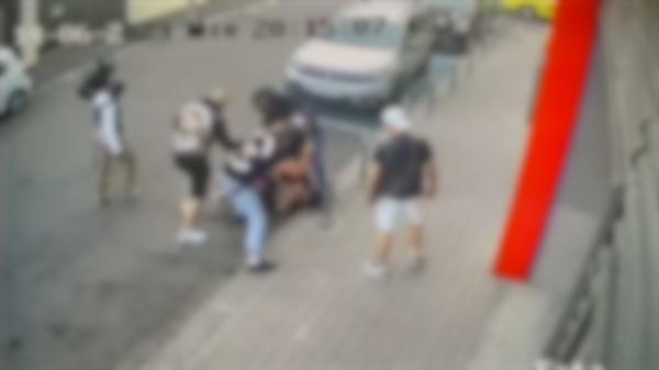 Primele imagini cu atacul motocicliştilor Hells Angels asupra rivalului Dragoş Furtună. Victima a încercat să se apere cu un pistol cu spray lacrimogen