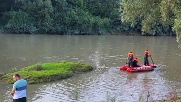Un băiat de 14 ani s-a înecat în apele Prutului: trupul neînsufleţit, găsit după 3 ore. Prietenii lui au încercat în zadar să-l salveze