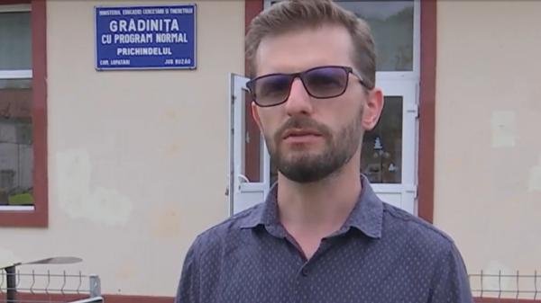 Soluţia găsită de un primar din Buzău pentru a le face copiilor de grădiniţă o surpriză. A cerut ajutorul localnicilor pe internet pentru a construi toalete noi
