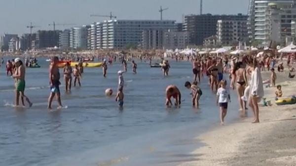 Românii au fugit de caniculă şi au invadat plajele de pe litoral. Nici preţurile nu-i sperie: "Am intrat în apă, am ieşit şi tot aşa"