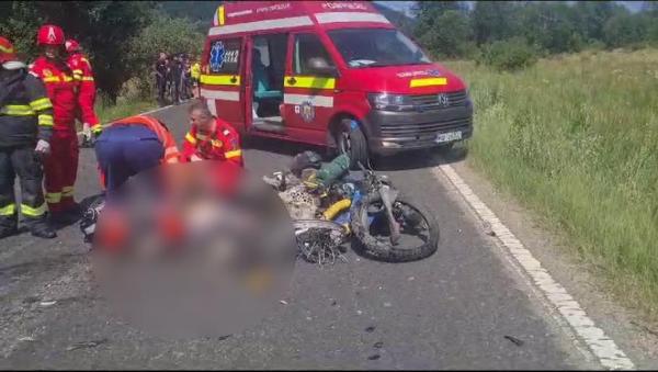 Doi motociclişti din Ungaria, spulberaţi pe şosea în România, după ce o şoferiţă a intrat pe contrasens în depăşire. Un alt bărbat, grav rănit în accident