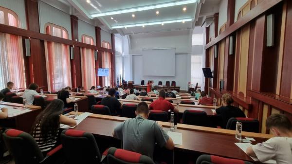 Luptă aprigă între absolvenţii de liceu. Facultatea cu 350 de locuri la care s-au înscris peste 1.000 de candidaţi