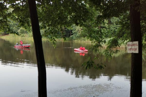 Tânăr mort sub ochii prietenilor, în Neamț. A intrat să se scalde într-un iaz și nu a mai reușit să ajungă la mal
