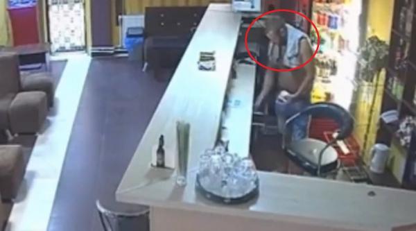 Supărat că barmanița nu i-a dat înapoi banii pierduți la păcănele, un gălățean a jefuit localul, apoi a fugit în pădure