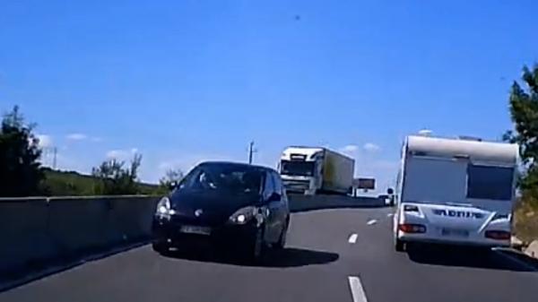 Imagini de infarct filmate pe DN 13, sensul Rupea - Sighişoara. Un șofer a evitat un accident în ultima secundă