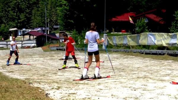 Locul din România în care poți schia în mijlocul verii. Cât costă o oră pe pârtia artificială