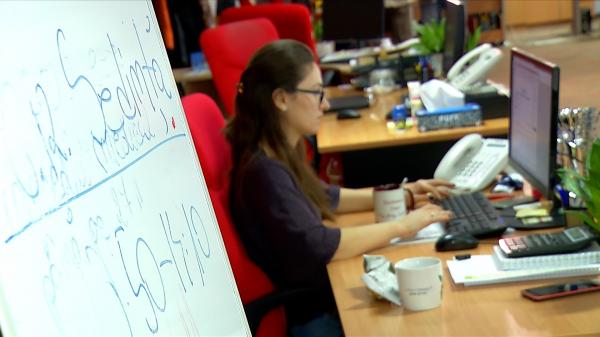Angajaţii care ar putea avea salariu minim de 4.500 de lei din toamnă. Vor fi însă taxaţi în plus cu 10%