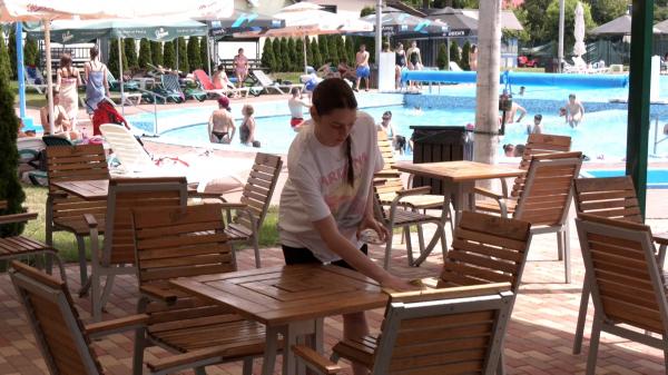 Tot mai mulţi elevi îşi dau vacanţa pe muncă. Unde aleg cei mai mulţi tineri să se angajeze sezonier, pe timpul verii