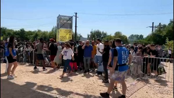 Electric Castle 2023. Festivalul a început cu probleme organizatorice: porţile nu s-au deschis la timp şi au fost cozi lungi la brăţări