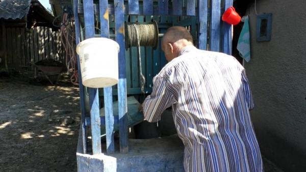 Locuitorii unei localităţi din Maramureş primesc apă cu porţia. Noaptea sistemul este închis iar ziua sunt taxaţi în plus pentru consumul mai mare