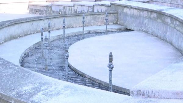 Oraşele în care fântânile arteziene sunt doar de decor, în ciuda caniculei. Unele au ajuns depozit pentru mormane de pietre