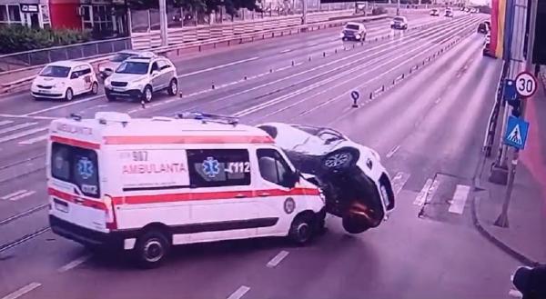 Momentul în care mașina unei șoferițe este spulberată de o ambulanță, pe un bulevard din Iași. Tânăra nu a acordat prioritate în intersecție