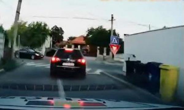 Cursă nebună cu poliția pe urme, în Dolj. Șoferul fugar a gonit cu peste 100 km/oră, și-a abandonat mașina, apoi s-a ascuns prin curțile oamenilor