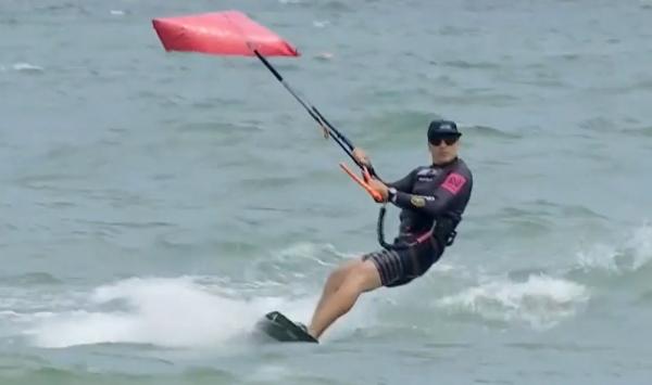 Sporturile nautice fac valuri pe litoral. Bugetul de care ai nevoie pentru a practica Kitesurfing în Marea Neagră