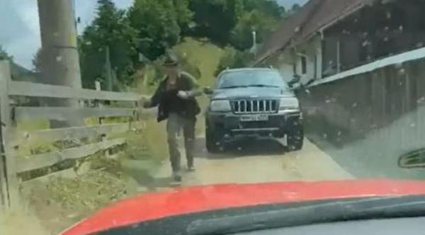 Șofer blocat și atacat cu toporul, pe o stradă din Vişeu de Sus. Tânărul a filmat cu telefonul momentul șocant