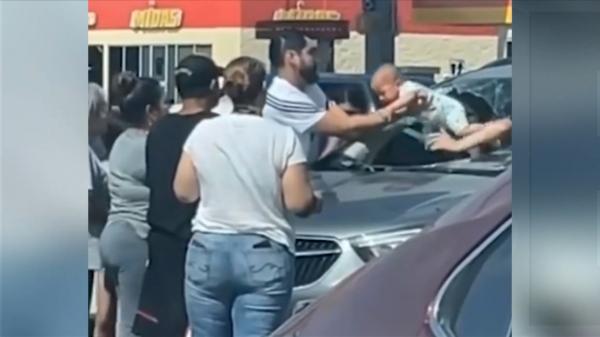 Momentul în care părinţii unui copil de 3 ani încearcă disperaţi să îl scoată din maşină. Micuţul a rămas încuiat în interior, la peste 37 de grade