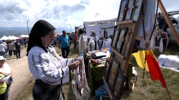 Tradiţia veche de peste 200 de ani care adună mii de turişti din toată ţara pe Muntele Găina: "E o mândrie să ducem sărbătoarea înainte"