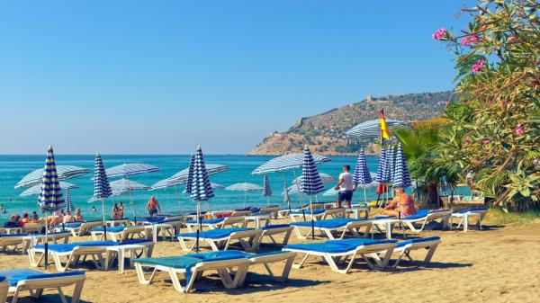 Românii strâng cu greu banii pentru vacanţă. Aproape 40% spun că bugetul pentru concedii este mai mic în acest an