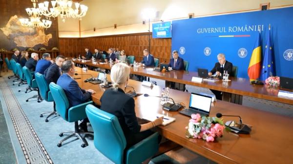 Primul ministru care sugerează concedieri la stat. Analist: "În loc de doi directori va fi doar unul"