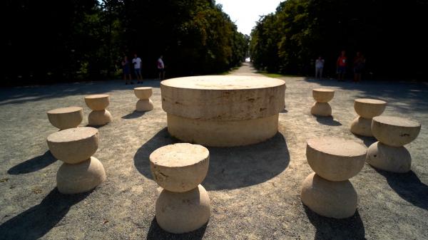 Operele lui Constantin Brâncuși ar putea ajunge în Patrimoniul UNESCO. O comisie de la Paris a mers la Târgu Jiu să vadă sculpturile