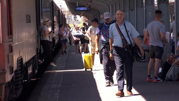 Trenurile au întârziat cumulat peste 39 de zile, în 7 zile de circulaţie. Cât au aşteptat cel mai mult călătorii într-o singură zi