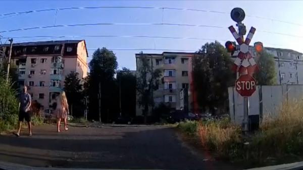 Inconștiență la o trecere a căii ferate din Iași. O cameră de bord a filmat cum șoferi și pietoni își pun viaţa în pericol