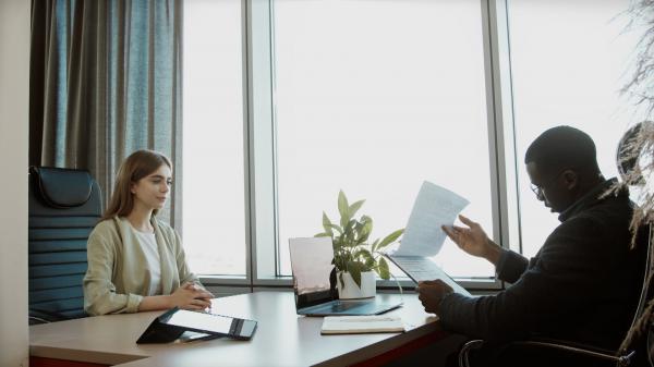 A găsit reţeta succesului după ce şi-a deschis o firmă de consultanţă. Ionuţ şi-a angajat întregul personal doar prin recomandări