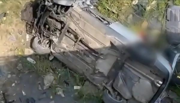 Accident groaznic în Bohotin: Un şofer a ajuns cu maşina într-o râpă de 4 metri, după ce a pierdut controlul volanului şi a zdrobit un parapet