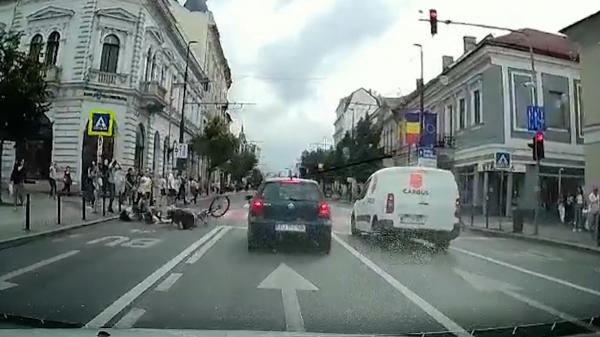 Momentul în care un biciclist din Cluj loveşte în plin o mamă şi doi copii, pe trecere. Imaginile, surprinse de camera de bord a unei maşini