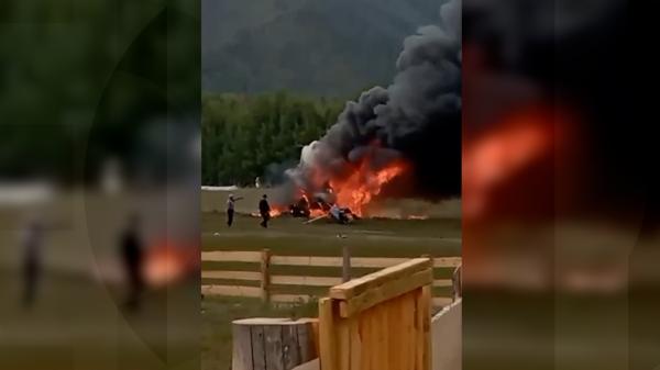 Cel puțin șase persoane au murit după ce un elicopter cu turiști s-a prăbușit şi a luat foc în Rusia. Aeronava lovise mai multe cabluri electrice