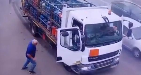Tragedie evitată la limită în Iaşi. Motorul unui camion plin cu butelii a luat foc în mers