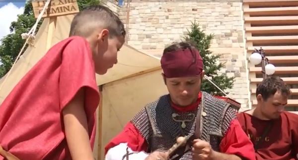 Oraşul din România care s-a întors în timp. Peste 100 de războinici daci şi legionari romani au oferit turiştilor o lecţie de istorie vie