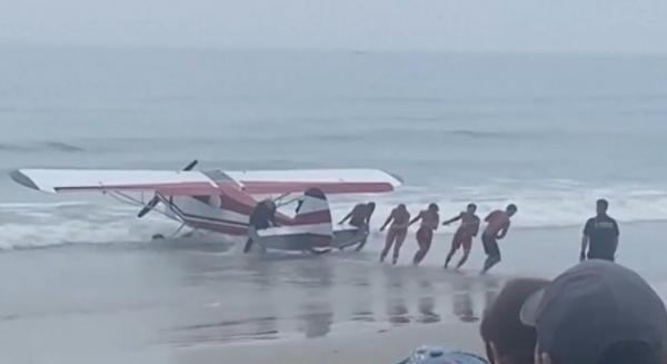Un avion publicitar s-a prăbuşit lângă o plajă aglomerată din SUA. Pilotul a scăpat ca prin minune
