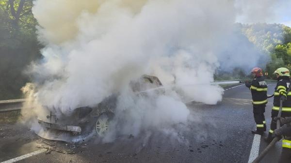 O maşină a luat foc în mers, pe DN 6, în Caraş Severin. Şoferul a încercat să stingă singur flăcările, dar s-a ales cu arsuri