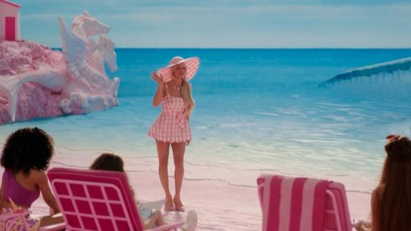 Fenomenul Barbenheimer a luat cu asalt lumea cinematografică. Barbie, încasări duble faţă de filmul lui Nolan