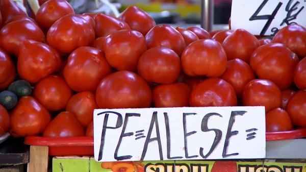 Vânzătorii de iluzii. Cum reuşesc unii comercianţi să te păcălească să cumperi produse "româneşti": "Ia roşia cu 2 lei şi o vinde cu 7"
