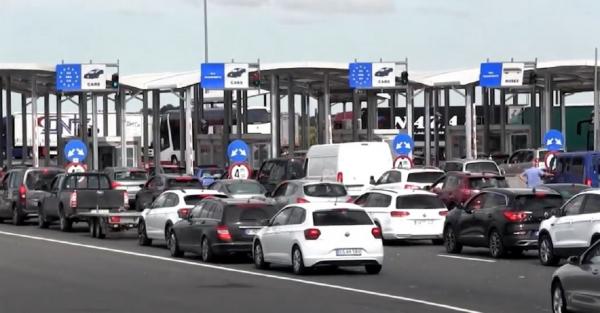 "E dezastru, bătaie de joc!" Cozi uriașe la Vama Nădlac 2, oamenii au așteptat aproape două ore ca să poată ieși din țară
