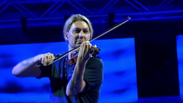 David Garrett, unul dintre cei mai rapizi violonişti din lume, a făcut spectacol în Timişoara. A cântat la o vioară din 1736, de 3.5 milioane de euro