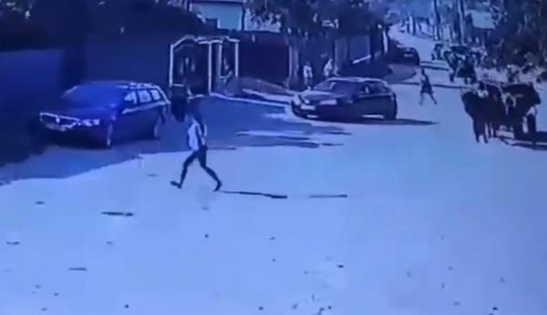 Băiețel călcat cu mașina pe un drum din Brașov, într-un gest ce pare intenționat. Accidentul a fost filmat de camere