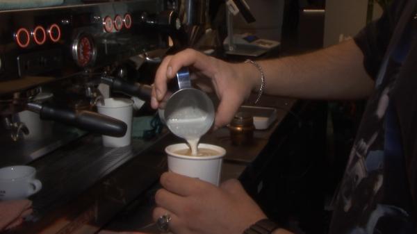 Zeci de mii de firme ar putea pune lacătul pe uşă după noua propunere a Guvernului. Medeea a investit 80.000 de euro într-o cafenea pe care o poate închide după 5 ani