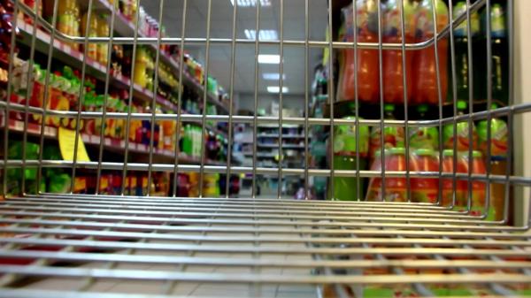 Motivul pentru care de la 30 noiembrie vom plăti 50 de bani în plus la fiecare băutură cumpărată din magazin