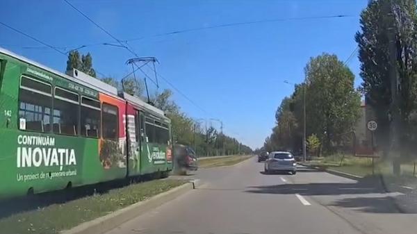 Un tramvai a lovit în plin o maşină, la Iaşi. Momentul impactului, surprins de o cameră de bord