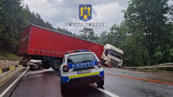 Accident violent în apropiere de Predeal. Doi şoferi au scăpat fără nicio zgârietură, după un impact între un camion și o utilitară